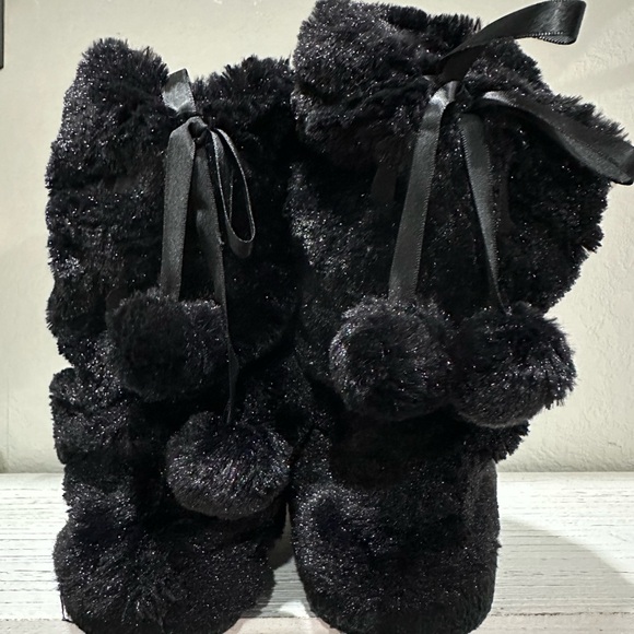 Fuzzy slipper booties - Picture 2 of 5